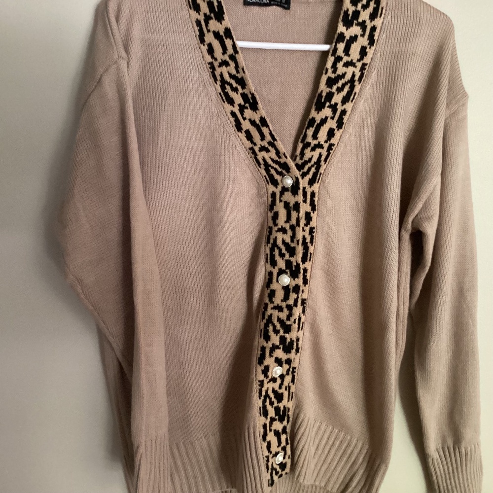 Noracora V Neck Cardigan Leopard Print Neckline Pearl Buttons Medium